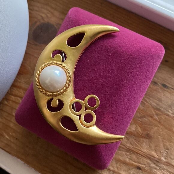 💛 Vintage HTF Vendome Crescent Moon Brooch & Pearl Earring Set - Picture 4 of 6
